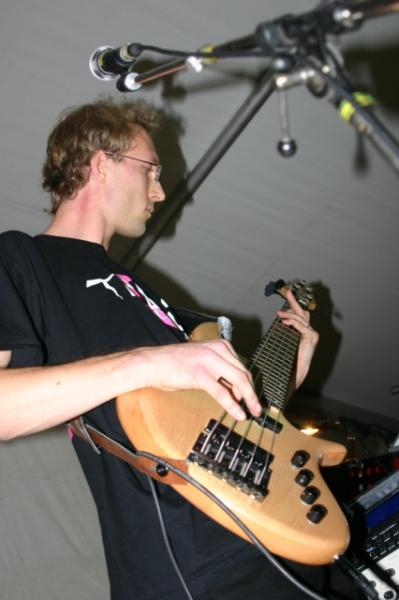 con tre plong&eacute;e